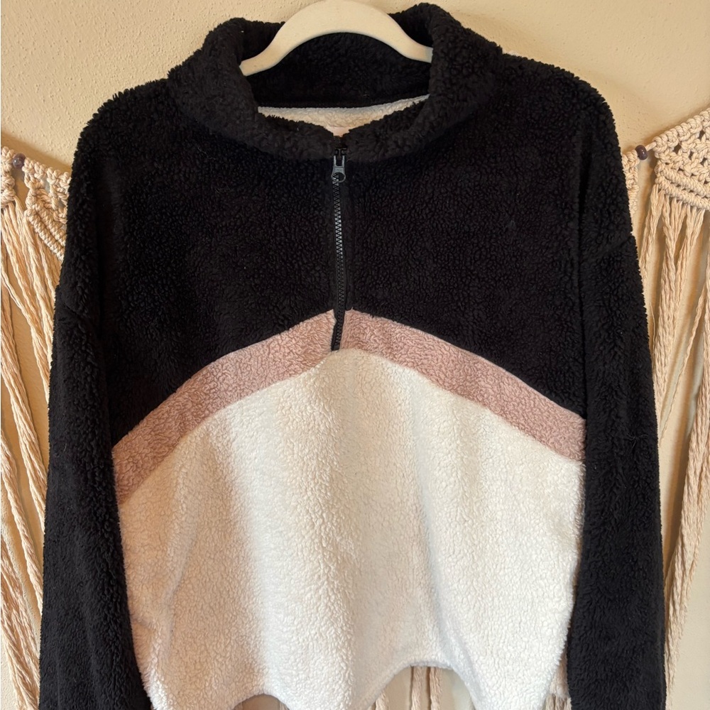 Colsie Black and Cream Sherpa Pullover